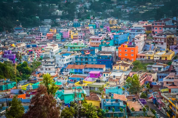 Akşam Ooty yakınlarındaki bir köyde renkli evler