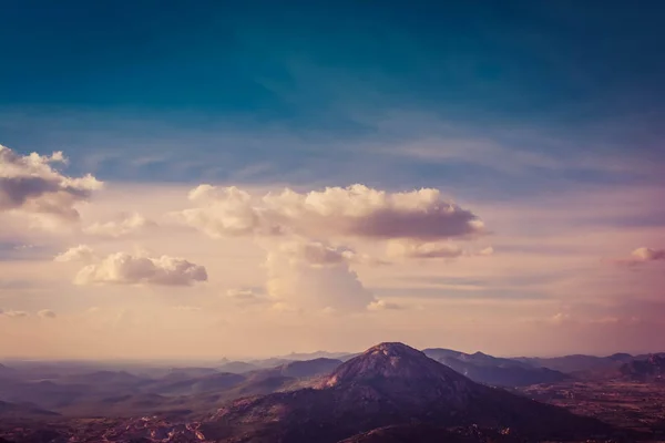 Nandhi Hills, Hindistan'da gün doğumu sırasında tepeler. Yatay Görüntü