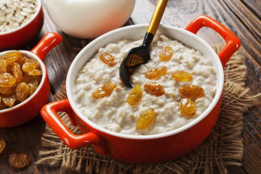 Yulaf ezmesi süt ve kase kuru üzüm