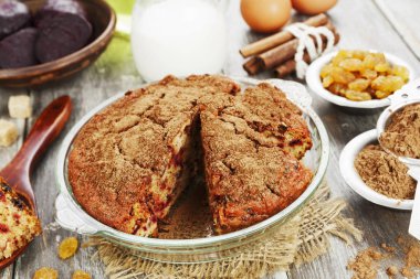 Pancar pasta kuru üzüm ve kakao tozu