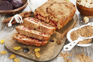 Pancar pasta kuru üzüm ve kakao tozu