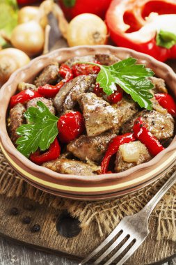 Tatlı biber ve domates tablo ile tavuk karaciğer