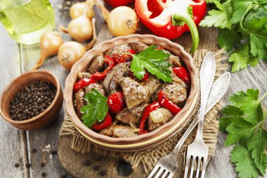 Tatlı biber ve domates tablo ile tavuk karaciğer