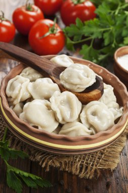 Masadaki tencerede nefis börekler var.