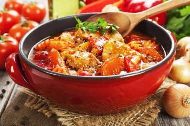 Domates soslu sebzeli güveç et