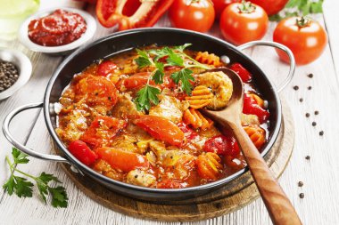 Domates soslu sebzeli güveç et