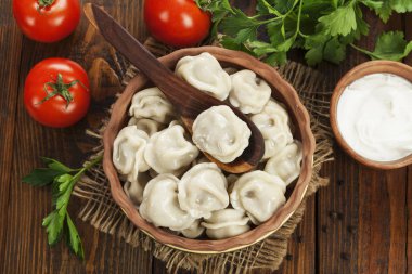 Masadaki tencerede nefis börekler var.