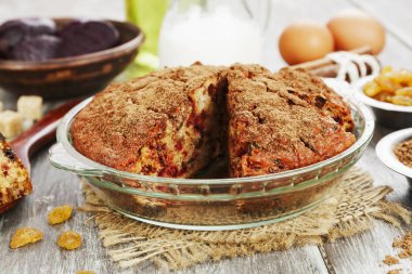 Pancar pasta kuru üzüm ve kakao tozu