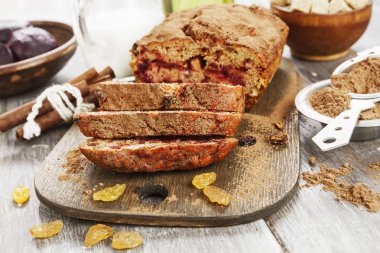 Pancar pasta kuru üzüm ve kakao tozu