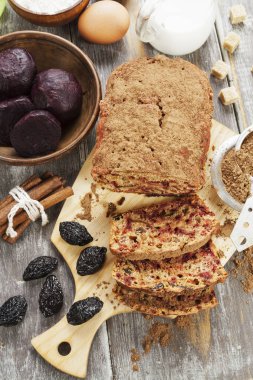 Pancar pasta kuru erik ve kakao tozu