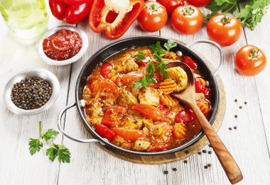 Domates soslu sebzeli güveç et