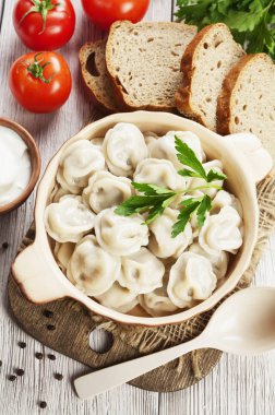 Masadaki tencerede nefis börekler var.