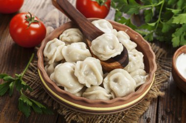 Masadaki tencerede nefis börekler var.