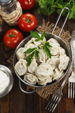 Masadaki tencerede nefis börekler var.