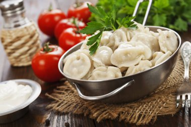 Masadaki tencerede nefis börekler var.