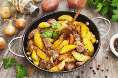 Tavuk karaciğer tablo ile patates Komposto