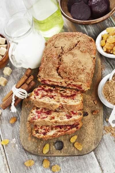 Rote Bete Kuchen Mit Rosinen Und Kakaopulver — Stockfoto