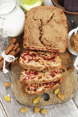 Pancar pasta kuru üzüm ve kakao tozu