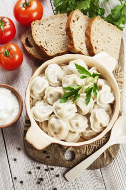 Masadaki tencerede nefis börekler var.