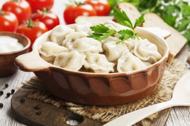 Masadaki tencerede nefis börekler var.