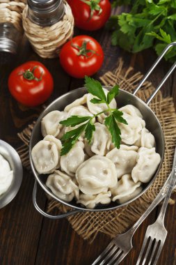 Masadaki tencerede nefis börekler var.