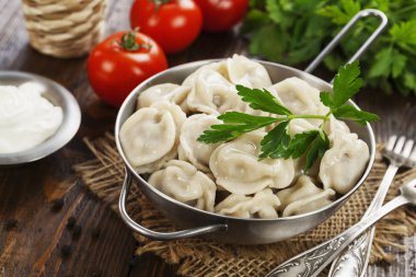 Masadaki tencerede nefis börekler var.