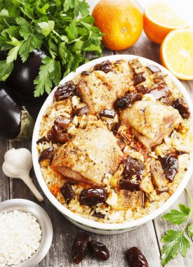 Pirinç, patlıcan ve incir bir tablo ile pişmiş tavuk uyluk