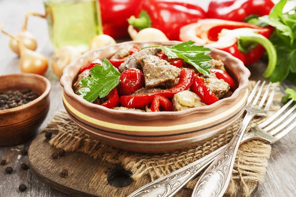 Kippenlever Met Paprika Tomaten Tafel — Stockfoto
