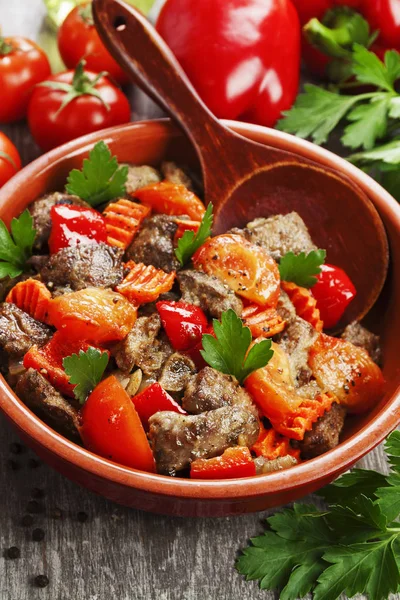 Fígado Frango Com Pimenta Doce Tomate Mesa — Fotografia de Stock