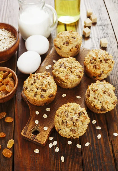 Muffins Avoine Diète Avec Raisins Secs Sur Table — Photo