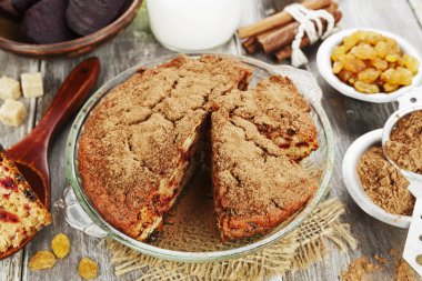 Pancar pasta kuru üzüm ve kakao tozu