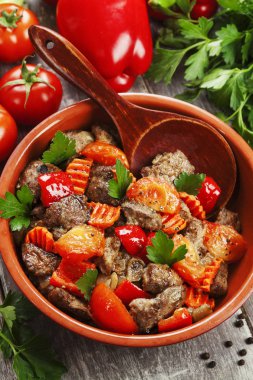 Tatlı biber ve domates tablo ile tavuk karaciğer