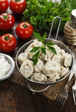 Masadaki tencerede nefis börekler var.