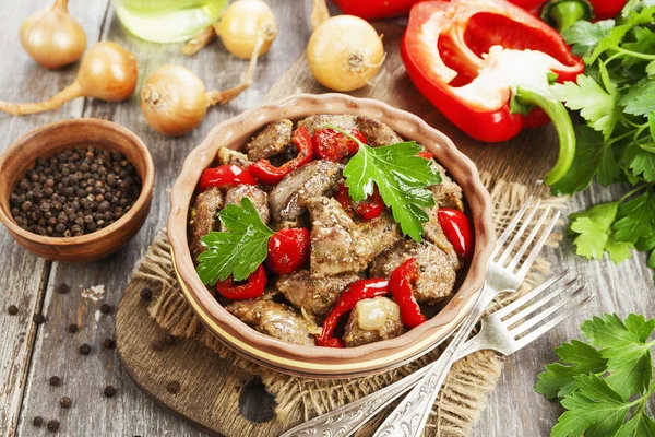 Tatlı biber ve domates tablo ile tavuk karaciğer