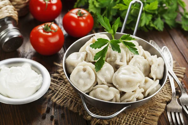 Masadaki tencerede nefis börekler var.