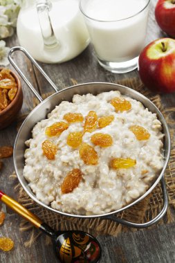 Yulaf ezmesi süt ve kase kuru üzüm