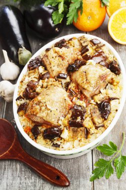 Pirinç, patlıcan ve incir bir tablo ile pişmiş tavuk uyluk