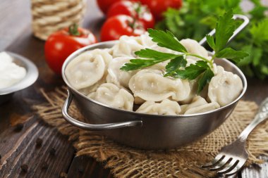 Masadaki tencerede nefis börekler var.