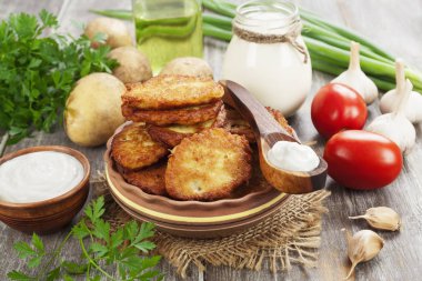 Masanın üzerinde bir seramik kase patates gözlemesi