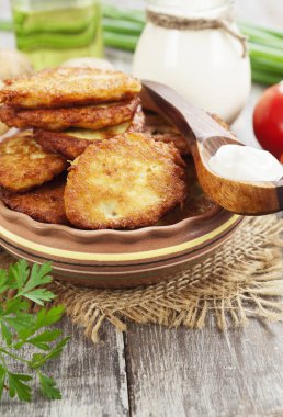 Masanın üzerinde bir seramik kase patates gözlemesi