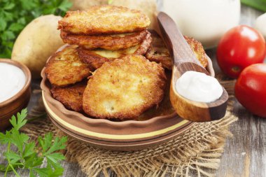 Masanın üzerinde bir seramik kase patates gözlemesi