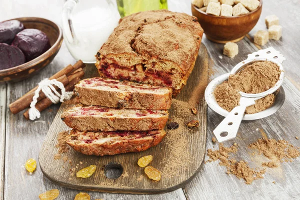 Pancar pasta kuru üzüm ve kakao tozu