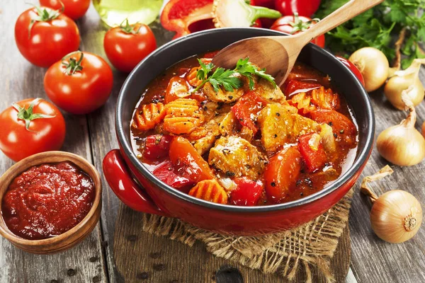 Domates soslu sebzeli güveç et