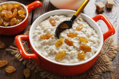 Yulaf ezmesi süt ve kase kuru üzüm