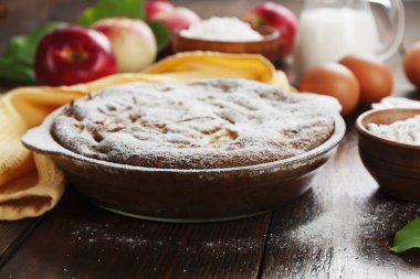 Pudra şekerli ev yapımı elmalı turta.