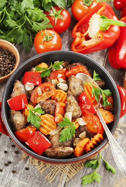 Olivenöl Mit Paprika Und Tomaten Auf Dem Tisch — Stockfoto