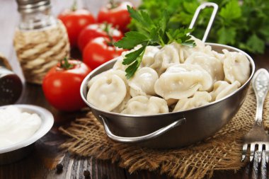 Masadaki tencerede nefis börekler var.