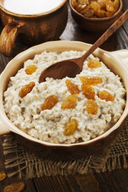 Yulaf ezmesi süt ve kase kuru üzüm