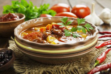 Kırmızı fasulye ve biber ile çorbası