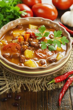 Kırmızı fasulye ve biber ile çorbası